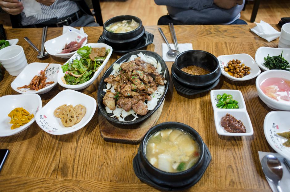 반찬이 깔린 한상차림
